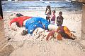 Ein Foto vom Gaza Streifen, wo Einwohner den dreijährigen syrischen Flüchtling Ailan Kurdi tot am Strand liegend aus Sand nachgebildet haben.